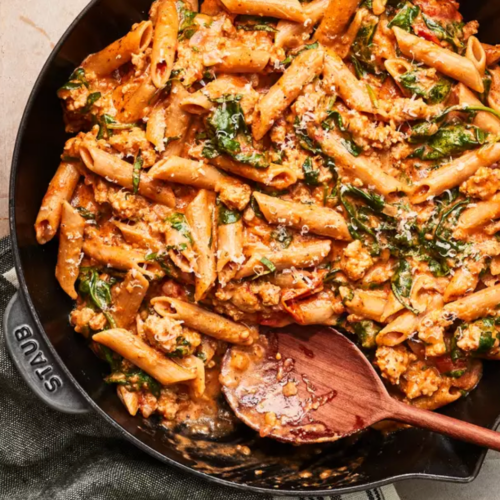 Penne pasta with mince chicken and basil